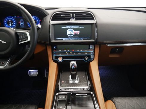 Used 2019 Jaguar F-PACE SVR image 37