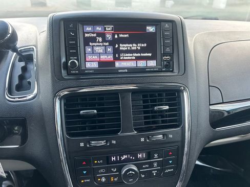 Used 2017 Dodge Grand Caravan SXT w/ Driver Convenience Group image 9