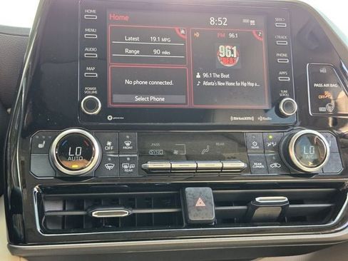 Used 2021 Toyota Highlander XLE AWD/4WD image 23