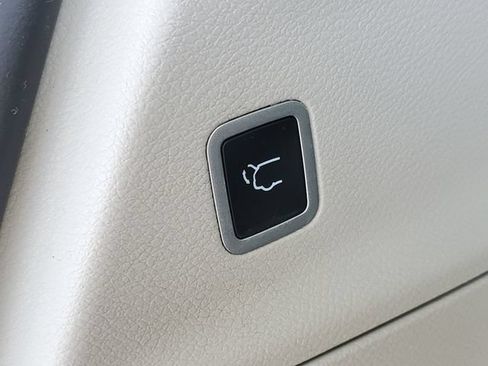 Used 2023 Chrysler Pacifica Touring-L FWD image 8