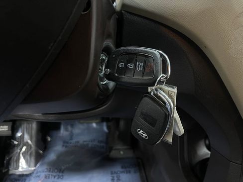 Used 2017 Hyundai Santa Fe SE image 18