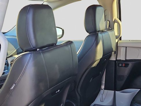 Used 2024 Chrysler Pacifica Touring-L image 14