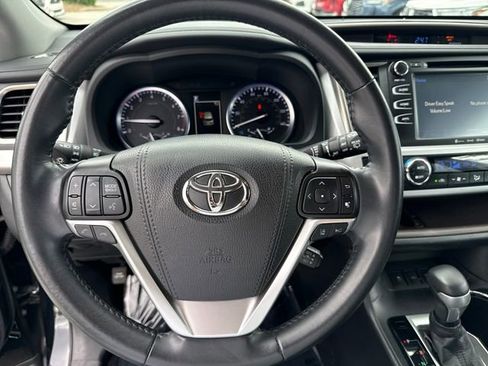 Used 2019 Toyota Highlander XLE AWD/4WD image 16