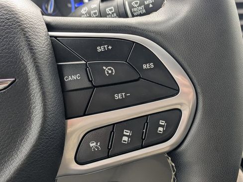 Used 2024 Chrysler Pacifica Select image 25