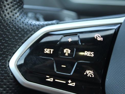 Used 2022 Volkswagen Tiguan SE R-Line image 32