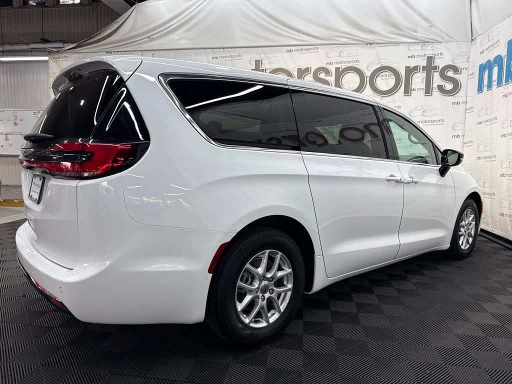 Used 2024 Chrysler Pacifica Touring-L FWD image 9