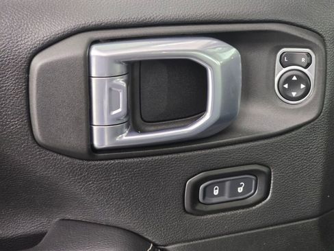 Used 2021 Jeep Wrangler Unlimited Sahara image 21