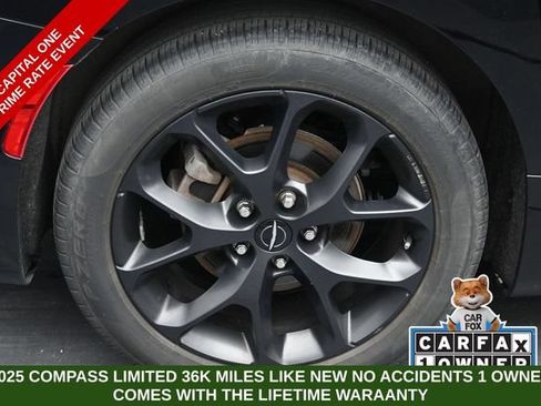 Used 2025 Chrysler Pacifica Limited FWD image 41