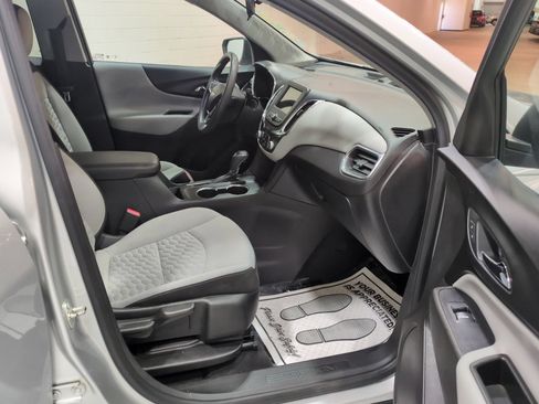 Used 2019 Chevrolet Equinox LS w/ LS Convenience Package FWD image 9