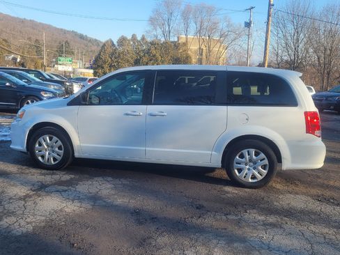 Used 2018 Dodge Grand Caravan SE w/ UConnect Hands-Free Group image 5