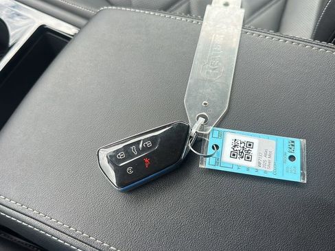 Used 2025 Volkswagen Atlas SE AWD/4WD image 35