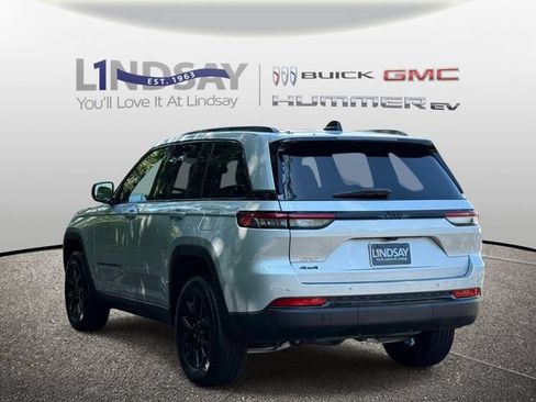 Used 2025 Jeep Grand Cherokee Altitude AWD/4WD image 5