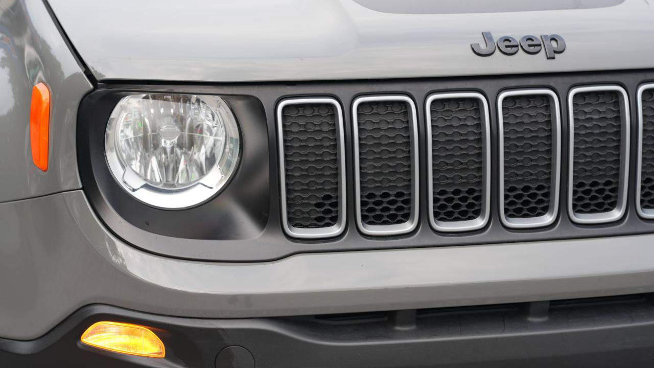 Used 2023 Jeep Renegade Latitude w/ Sun/Sound Group AWD/4WD image 3