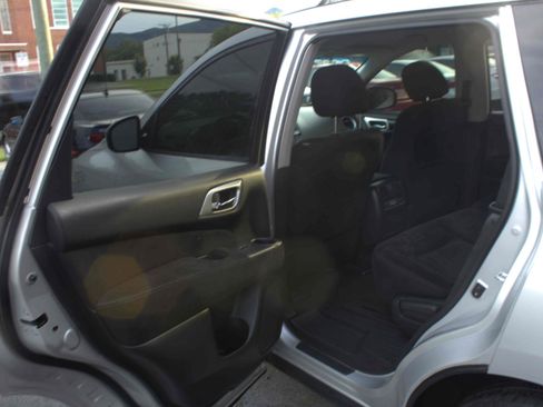 Used 2014 Nissan Pathfinder SV image 14
