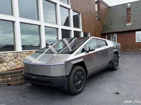 Used 2025 Tesla Cybertruck AWD Crew Cab image 29