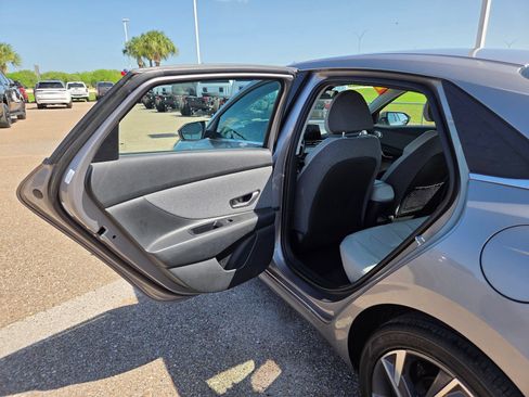 Used 2024 Hyundai Elantra Limited FWD image 13
