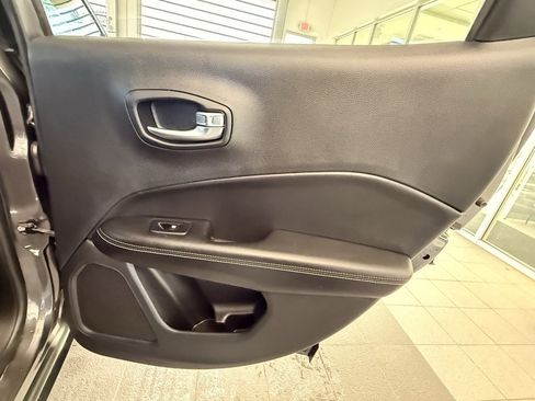 Used 2019 Jeep Compass Latitude w/ Cold Weather Group image 32