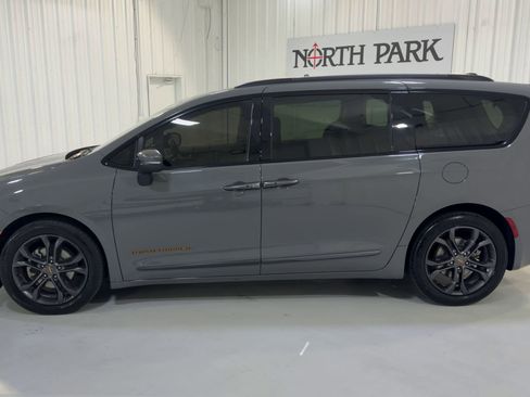 Used 2023 Chrysler Pacifica Touring-L w/ Road Tripper Package FWD image 6