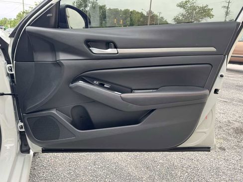 Used 2024 Nissan Altima 2.5 SR FWD image 31