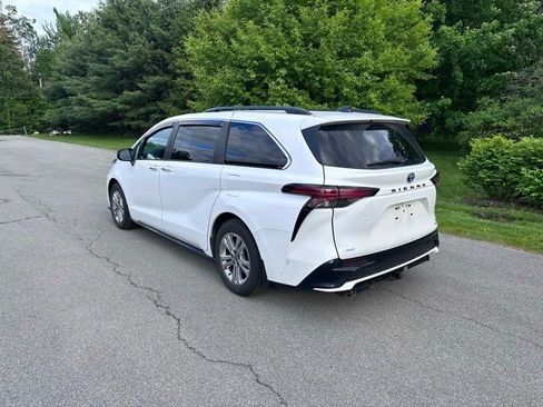 Used 2023 Toyota Sienna XSE w/ XSE Plus Package AWD/4WD image 5