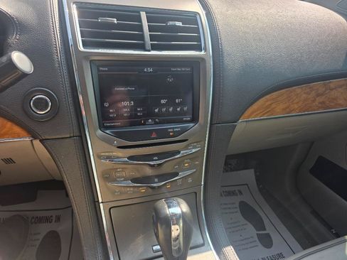Used 2012 Lincoln MKX FWD image 17