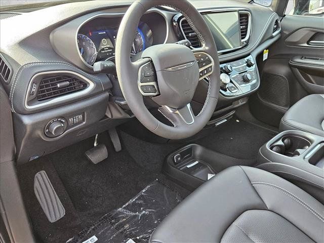 New 2027 Chrysler Pacifica Select FWD image 3