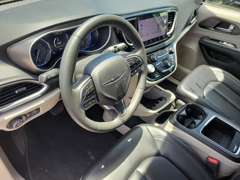 Used 2023 Chrysler Pacifica Touring-L FWD image 16