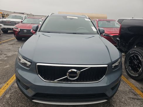Used 2020 Volvo XC40 T5 Momentum image 2