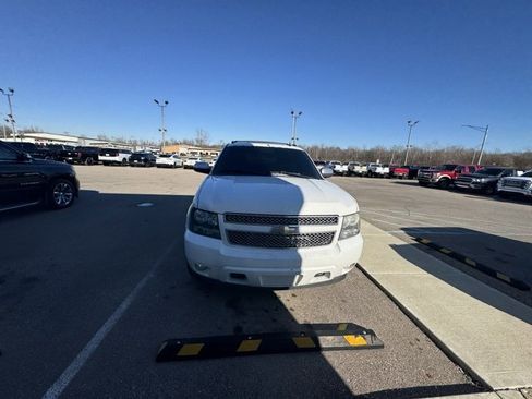 Used 2011 Chevrolet Avalanche LTZ image 2