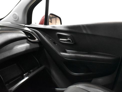 Used 2020 Chevrolet Trax LT w/ Sun & Sound Package image 18