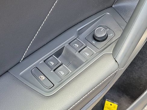 Used 2024 Volkswagen Tiguan SE FWD image 19