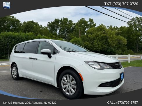 Used 2021 Chrysler Voyager L FWD image 1