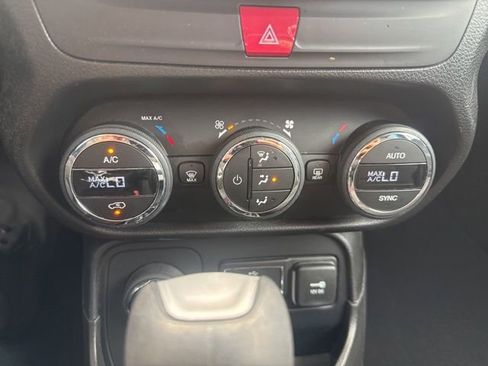 Used 2016 Jeep Renegade Latitude AWD/4WD image 31