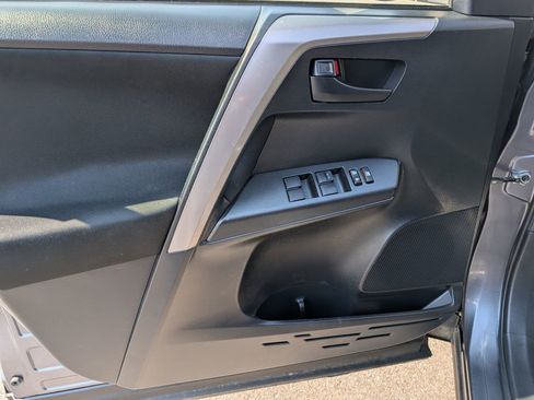 Used 2018 Toyota RAV4 LE AWD/4WD image 14