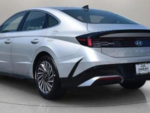 Used 2025 Hyundai Sonata SEL FWD image 2