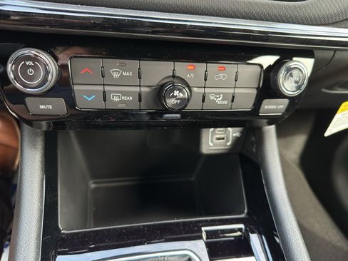 New 2026 Jeep Compass Latitude AWD/4WD image 17