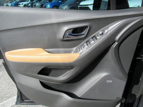 Used 2020 Chevrolet Trax Premier FWD image 20