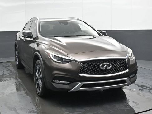 Used 2017 INFINITI QX30 Premium w/ Technology Package image 4