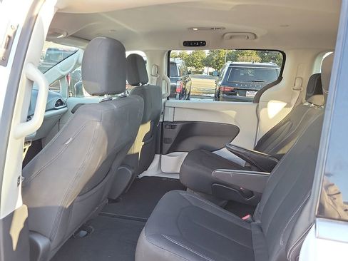 Used 2022 Chrysler Voyager LX image 12