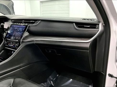 Used 2024 Jeep Grand Cherokee Limited image 19