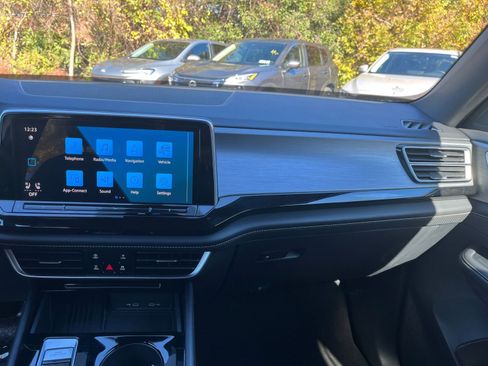 Used 2025 Volkswagen Atlas Cross Sport SE image 30