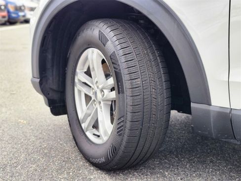 Used 2022 Ford Explorer XLT image 32