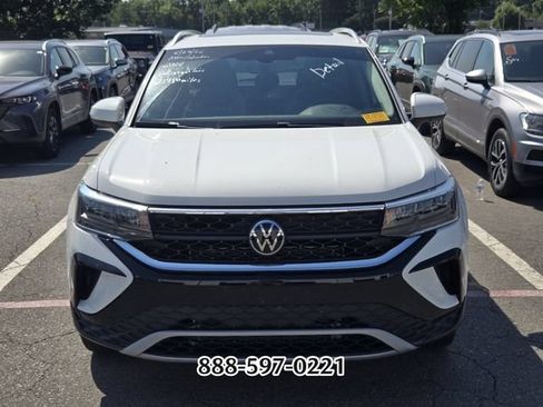 Certified 2024 Volkswagen Taos SE FWD image 12
