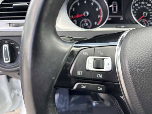 Used 2017 Volkswagen Golf 4-Door FWD image 23