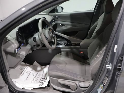 Used 2025 Hyundai Elantra SEL FWD image 9