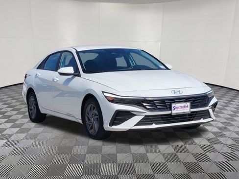Used 2025 Hyundai Elantra Hybrid FWD image 2