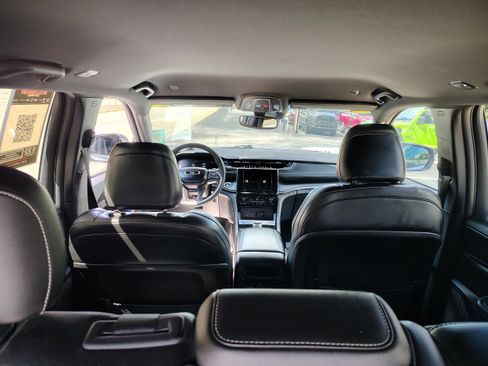 Certified 2024 Jeep Grand Cherokee Altitude image 12