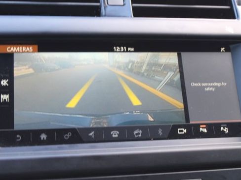 Used 2019 Land Rover Discovery SE image 17