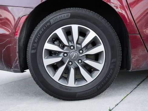 Used 2022 Chrysler Pacifica Limited w/ Uconnect Theater Family Group FWD image 12
