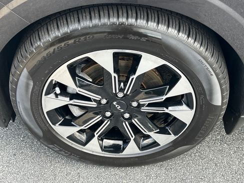 Used 2024 Kia Carnival EX FWD image 7